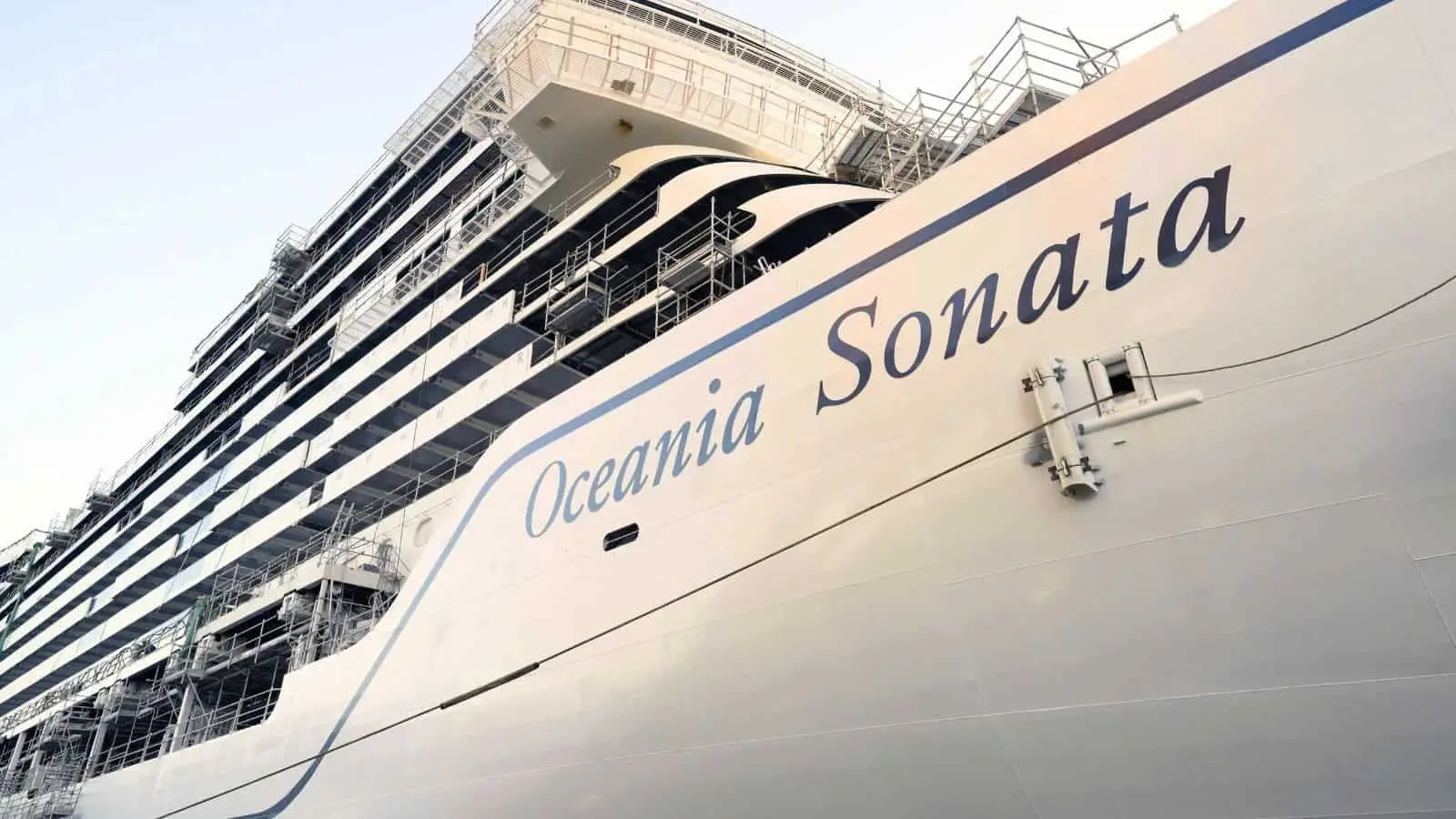 Numele Oceania Sonata pe corpul navei, cu schele pe punțile de deasupra