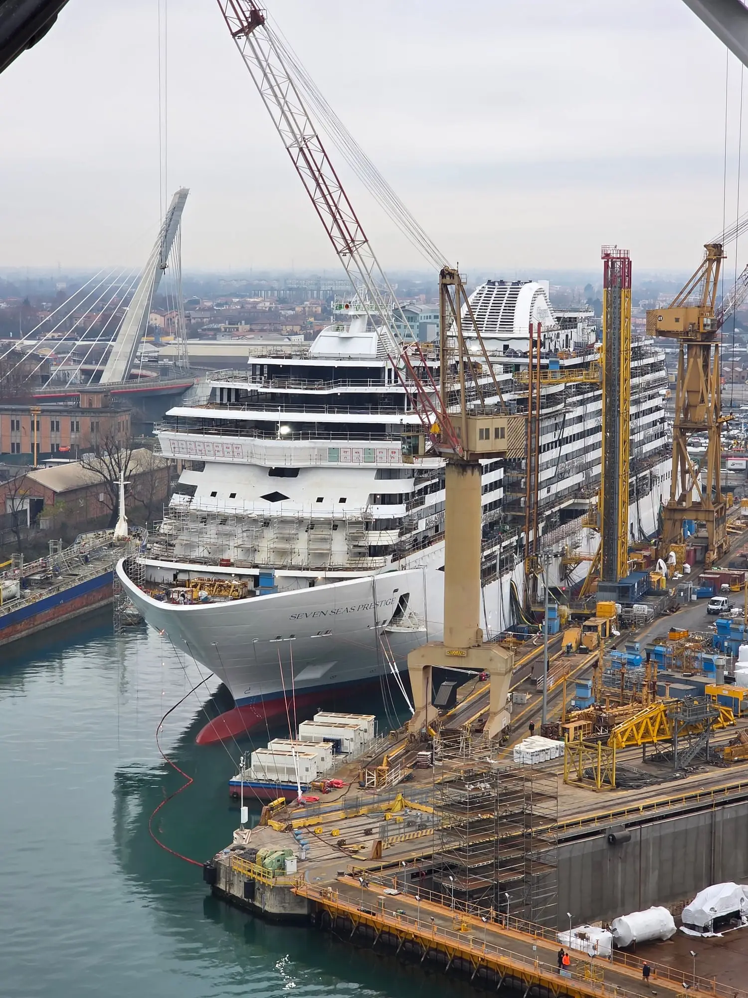 Seven Seas Prestige la cheu, între macaralele șantierului, văzută de sus